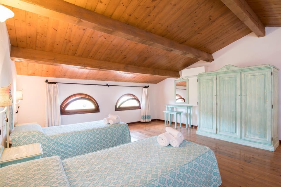 Bed, Photo of the whole room, Decorative detail, Bedroom