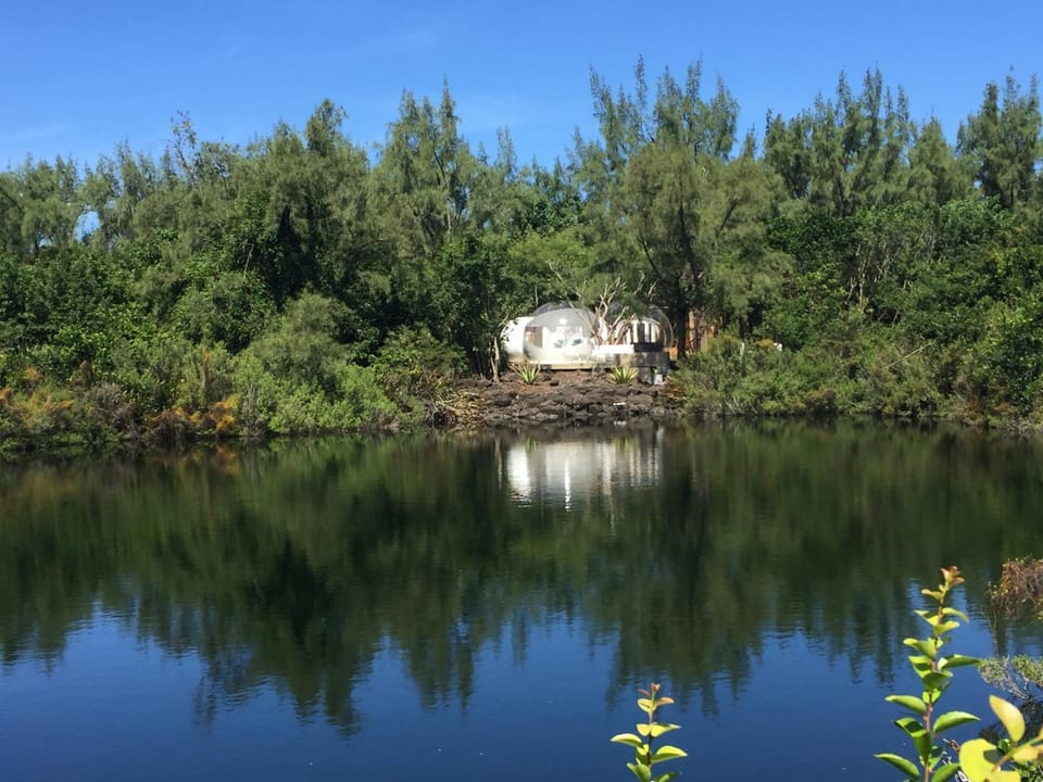 Photo of the whole room, Lake view