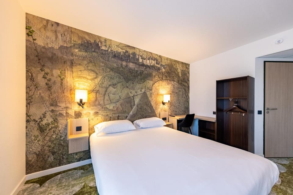 Bed, Photo of the whole room, Bedroom, wardrobe