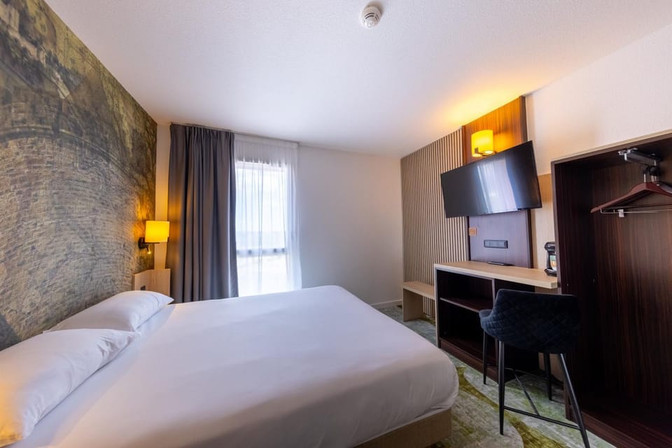 Bed, TV and multimedia, Photo of the whole room, Bedroom, wardrobe