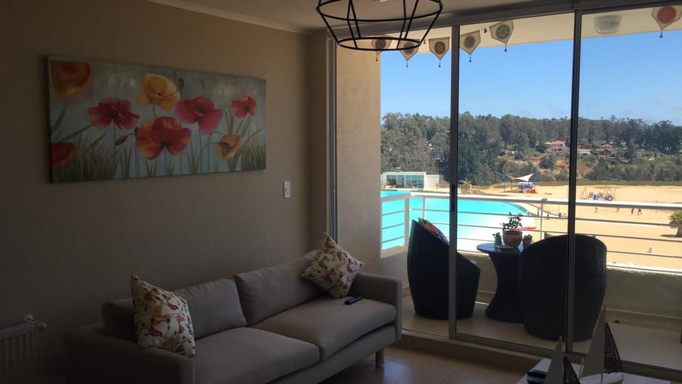 Communal lounge/ TV room, TV and multimedia, Living room, Seating area, Pets, Family, Family