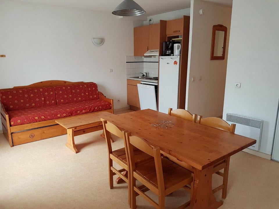 Coffee/tea facilities, Kitchen or kitchenette, Living room, Seating area, Dining area
