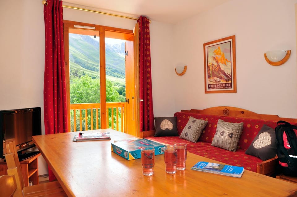 Living room, Seating area, Dining area, Mountain view