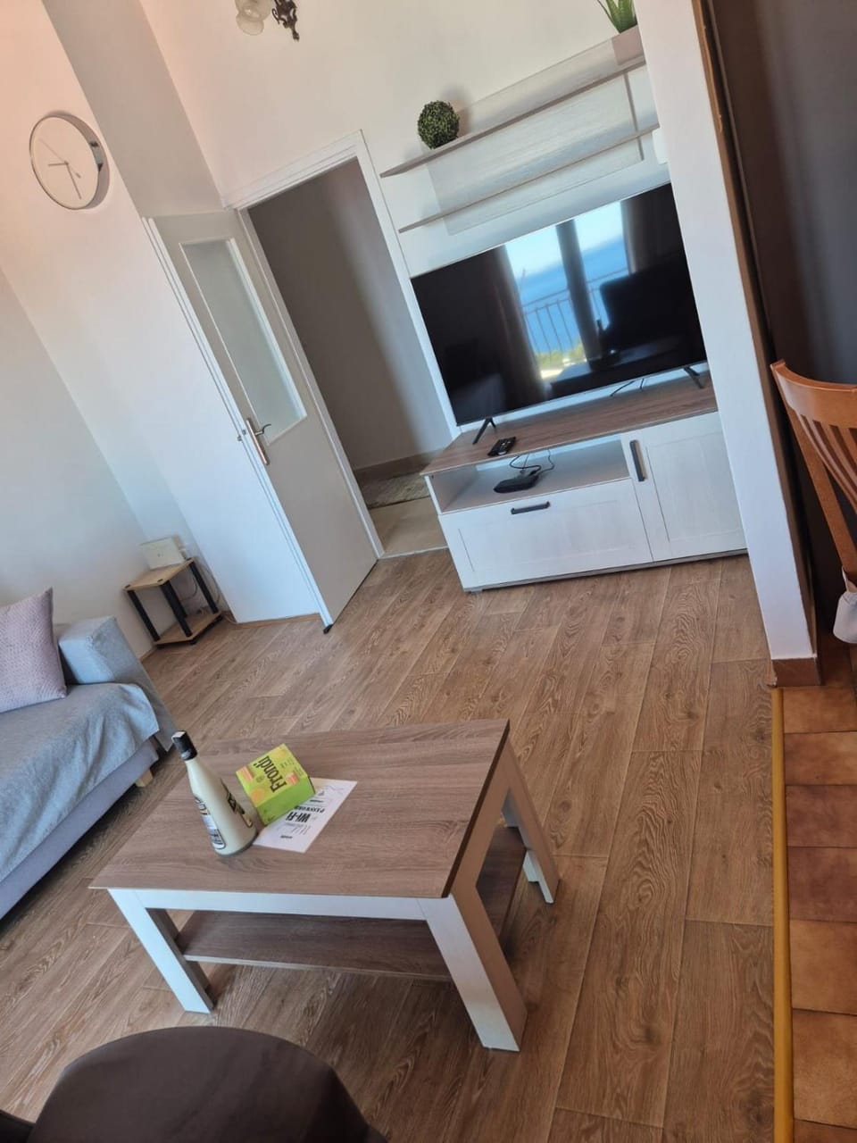 TV and multimedia, Living room, Seating area, Evening entertainment