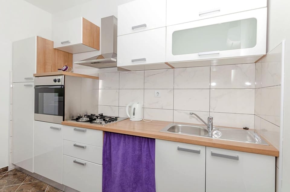 Kitchen or kitchenette, oven, stove
