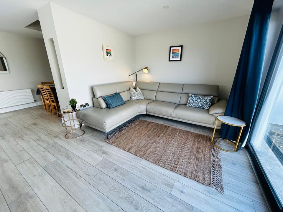 Beside the sea & minutes from Cliffs-Clahane Shore Lodge House in County Clare