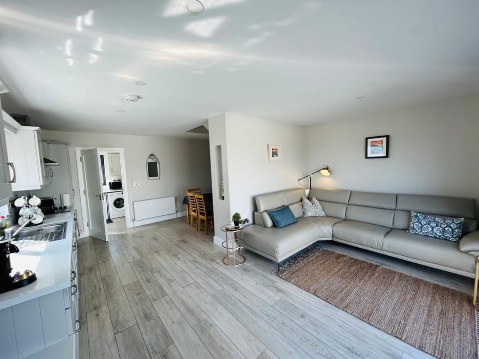 Beside the sea & minutes from Cliffs-Clahane Shore Lodge House in County Clare