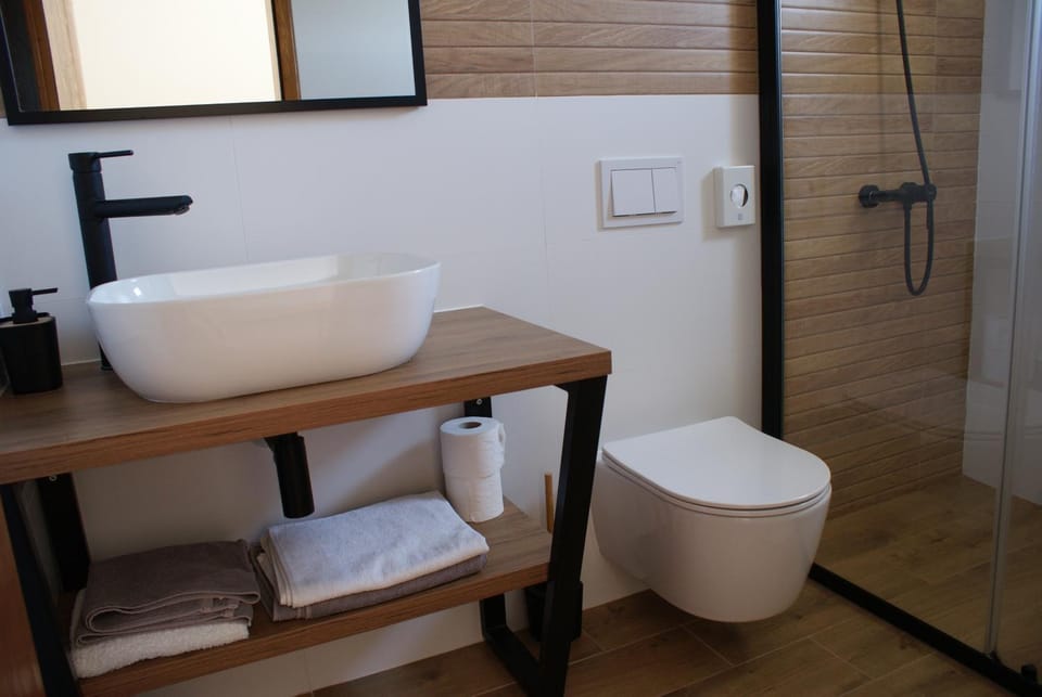Toilet, Bathroom, towels