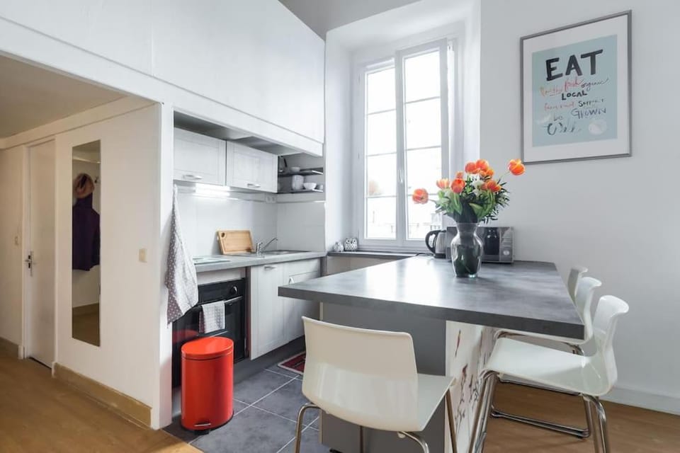 Kitchen or kitchenette, Decorative detail, Seating area, Dining area