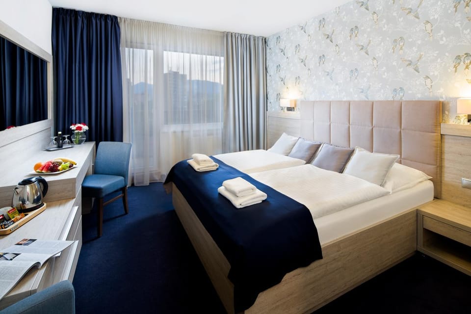 Bed, TV and multimedia, Food and drinks, Photo of the whole room
