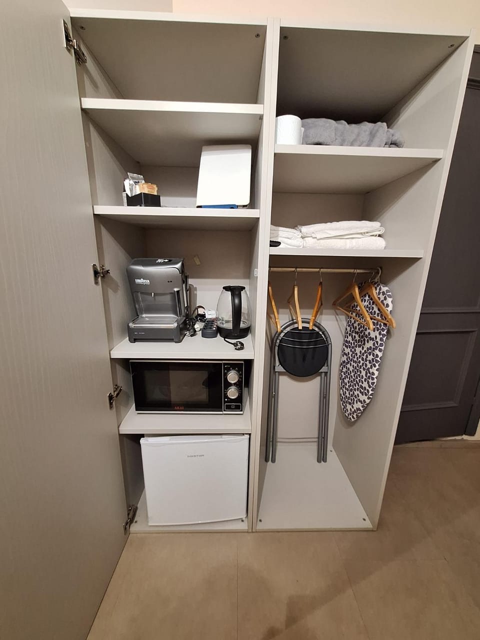 Coffee/tea facilities, minibar, oven, toaster, wardrobe