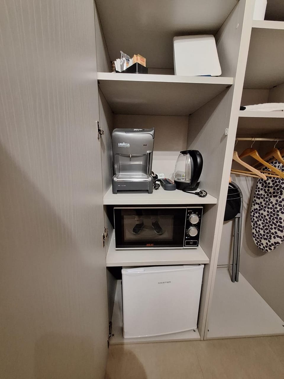 Coffee/tea facilities, locker, minibar, toaster, wardrobe