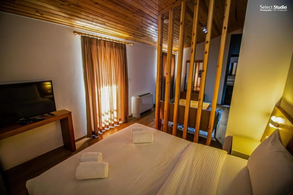 Communal lounge/ TV room, Bed, TV and multimedia, Living room, Photo of the whole room, Seating area, Dining area, Bedroom