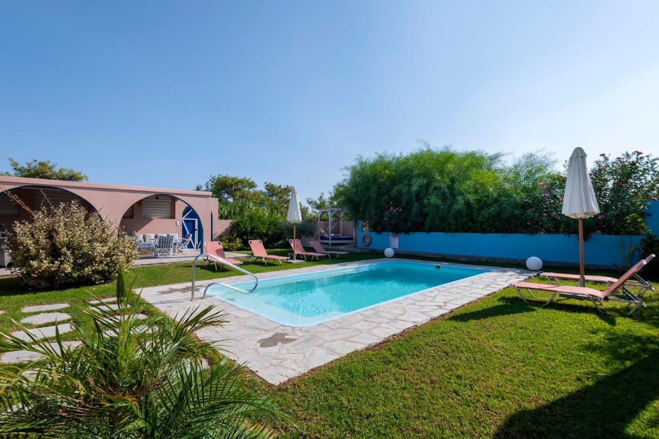 Swimming pool, sunbed