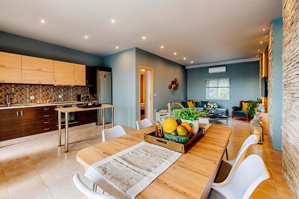 Kitchen or kitchenette, Living room, Seating area, Dining area