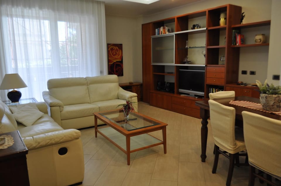 Communal lounge/ TV room, Living room, Dining area