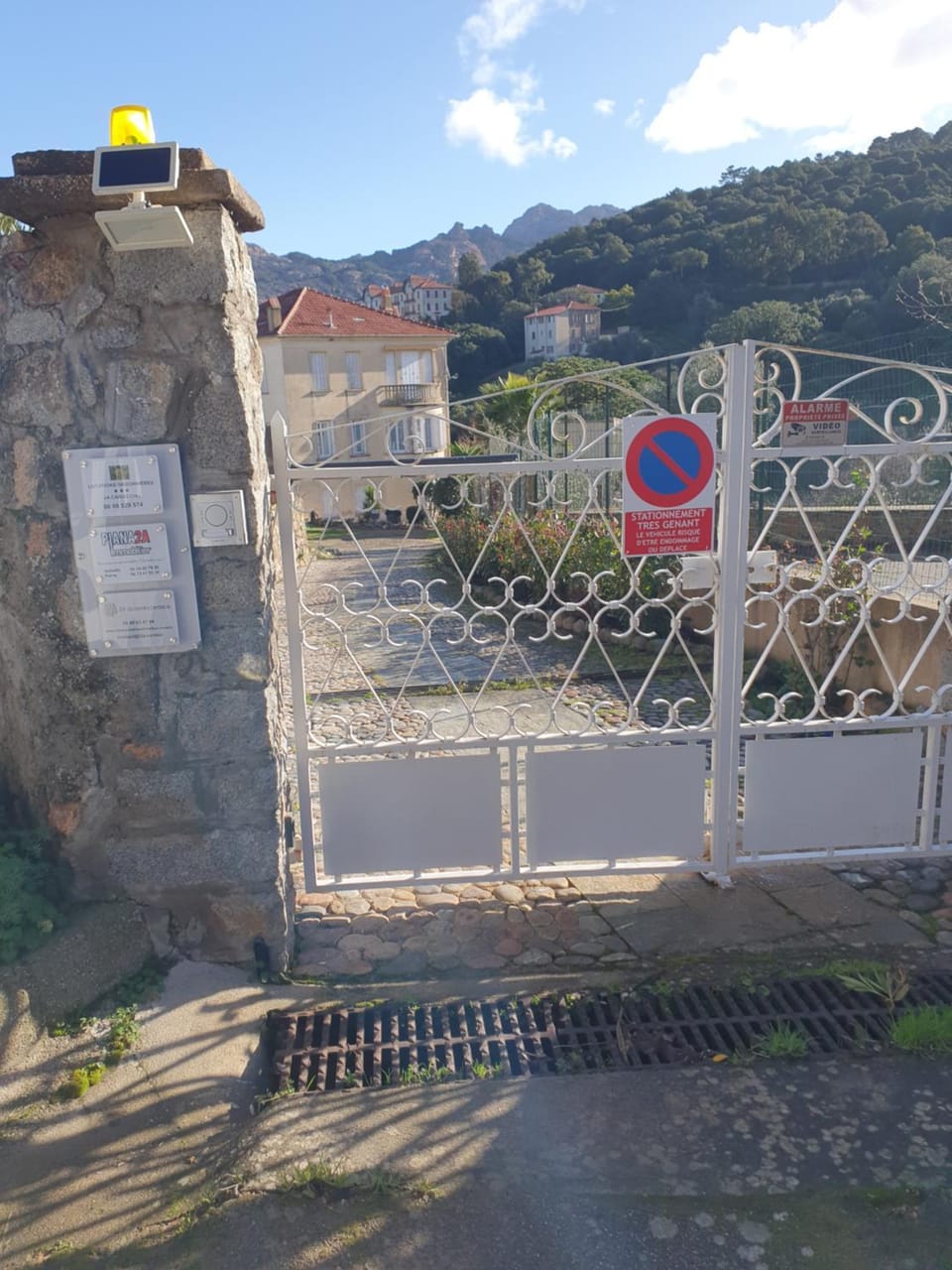 Facade/entrance