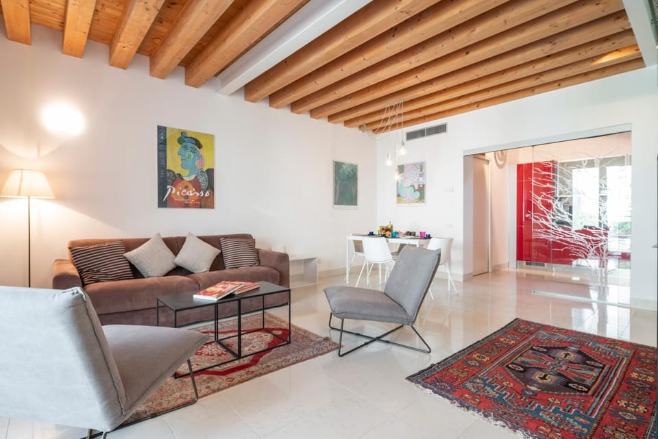 Kitchen or kitchenette, Living room, Seating area