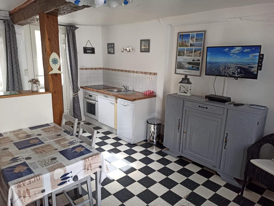 Kitchen or kitchenette, Dining area, dishwasher, minibar, pet friendly, stove