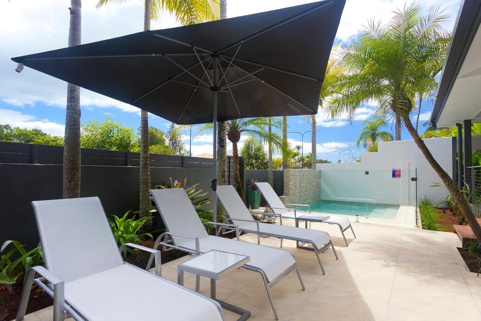 Patio, Swimming pool, sunbed