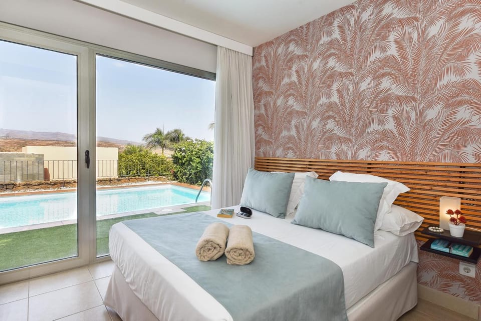 Bed, Balcony/Terrace, Photo of the whole room, Bedroom, Mountain view, Pool view