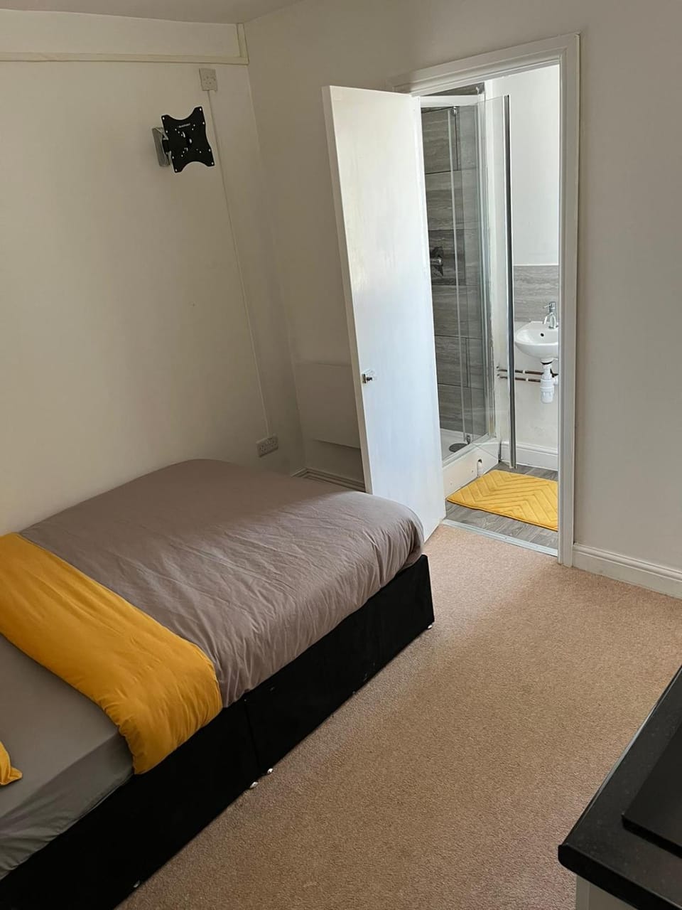 'SUPER CHEAP ROOMS' - Run away from expensive hotels! Bed and Breakfast in Hatfield
