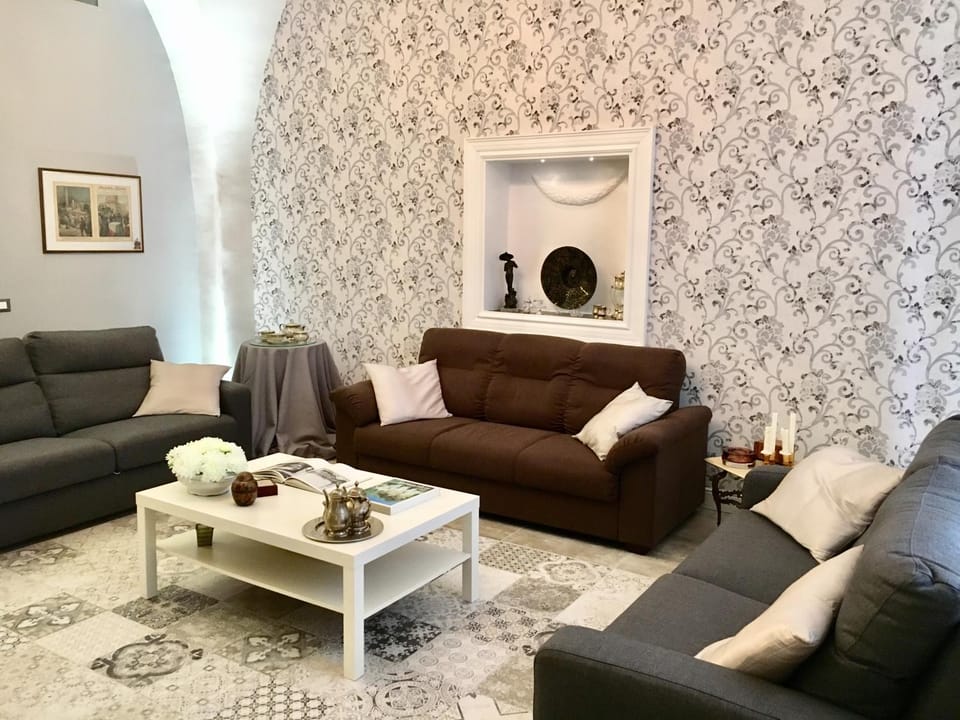 Living room, Photo of the whole room, Decorative detail