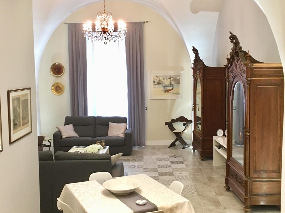 Living room, Photo of the whole room, Dining area