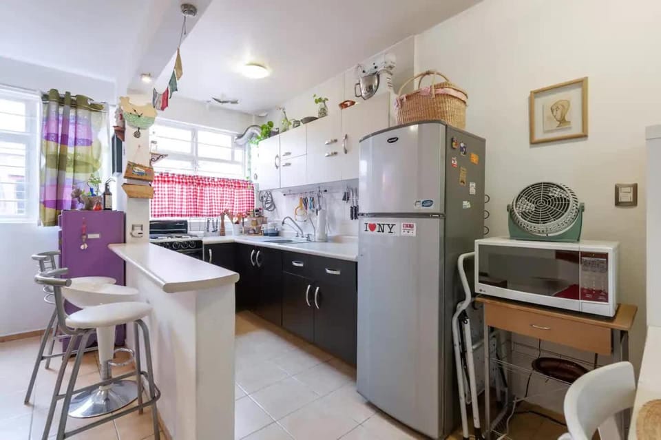 Kitchen or kitchenette, Dining area, microwave, oven