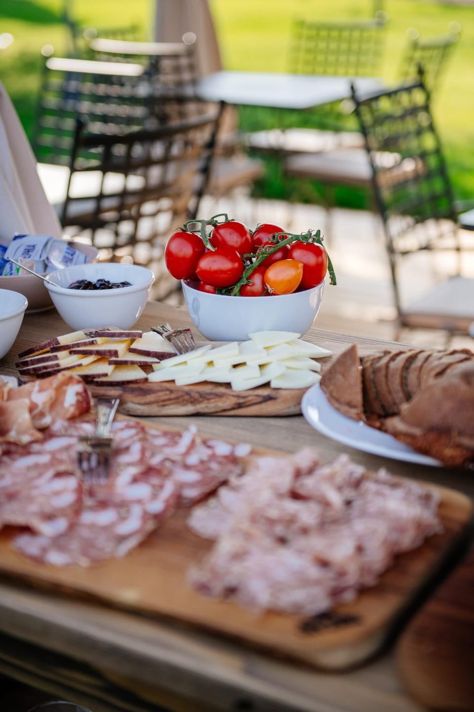 Restaurant/places to eat, Garden, Seating area, Food