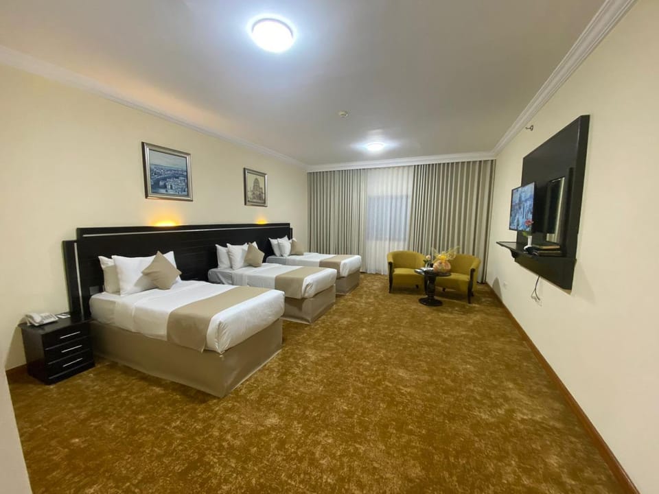 Bed, TV and multimedia, Seating area, Bedroom