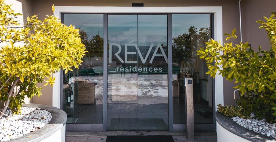 Facade/entrance, Property logo or sign, Balcony/Terrace, Logo/Certificate/Sign, Pool view