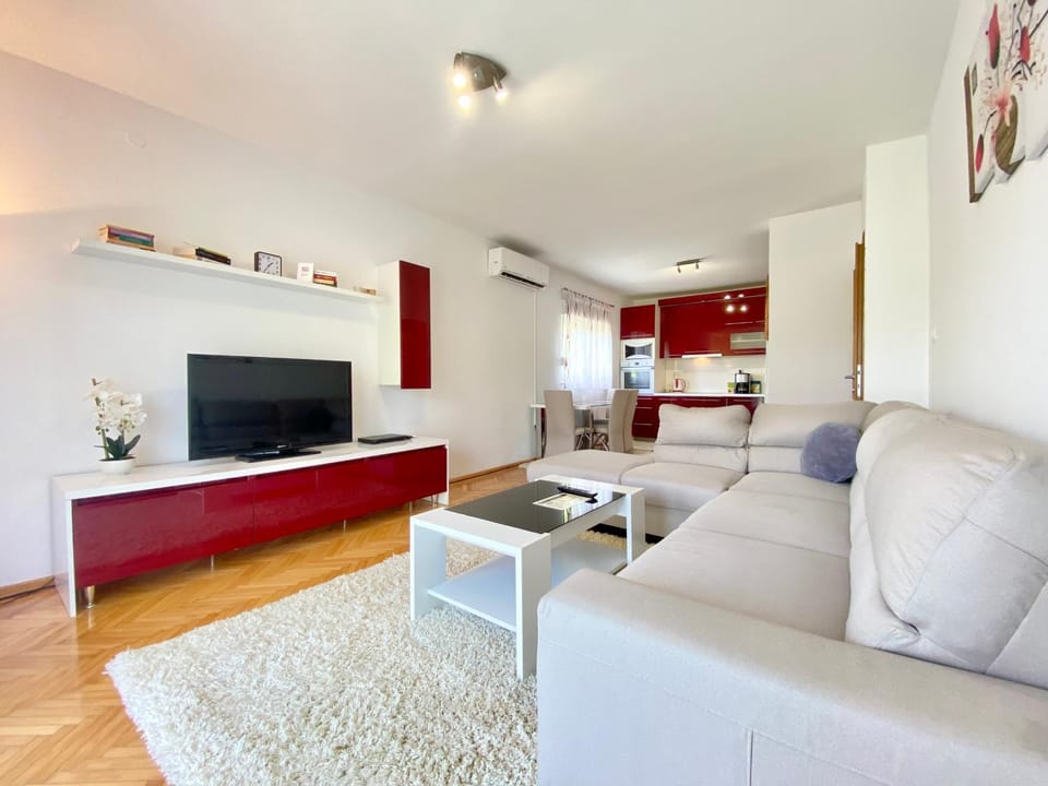 TV and multimedia, Living room, Seating area, Evening entertainment