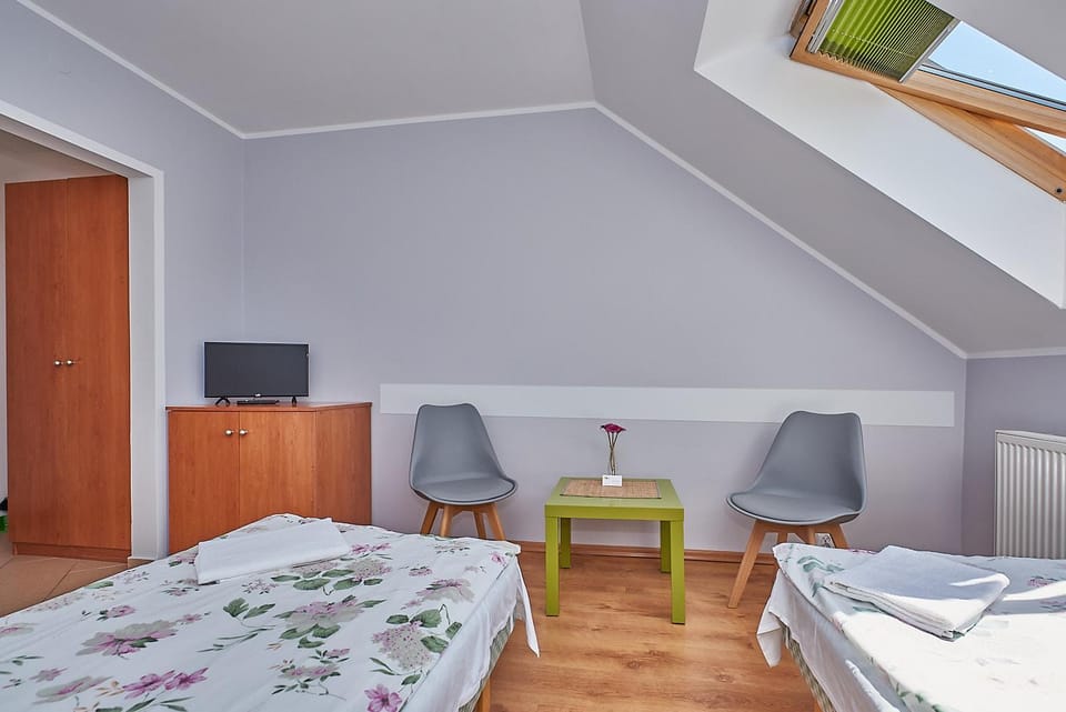 Photo of the whole room, Garden view