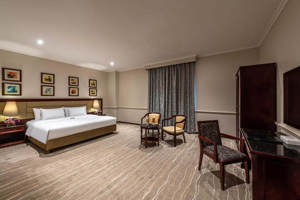 Bed, TV and multimedia, Photo of the whole room, Seating area, Bedroom, hair dresser