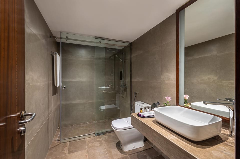 Shower, Toilet, Bathroom, towels