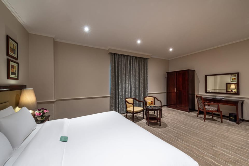 Bed, Photo of the whole room, Seating area, Bedroom, hair dresser, wardrobe