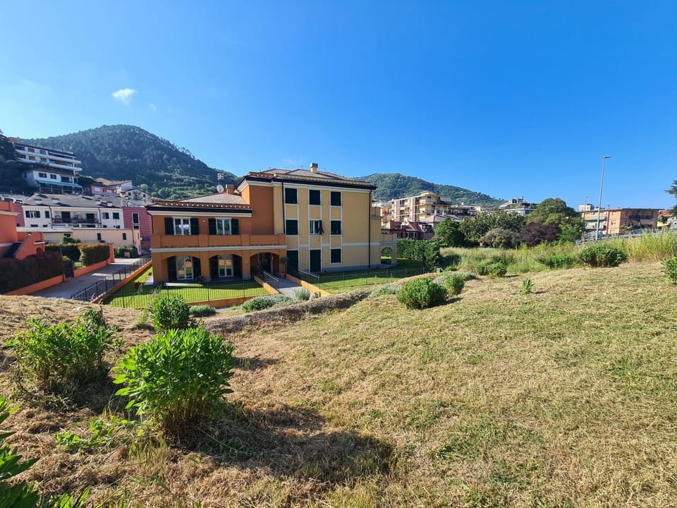 Property building, Nearby landmark, Neighbourhood, Garden