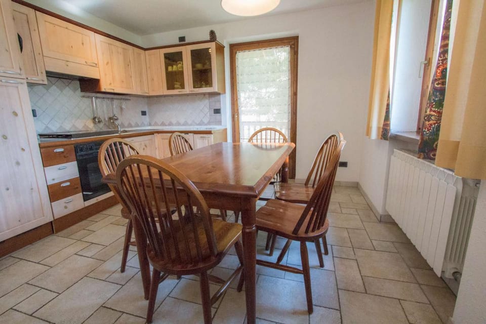 Kitchen or kitchenette, Dining area, oven, stove