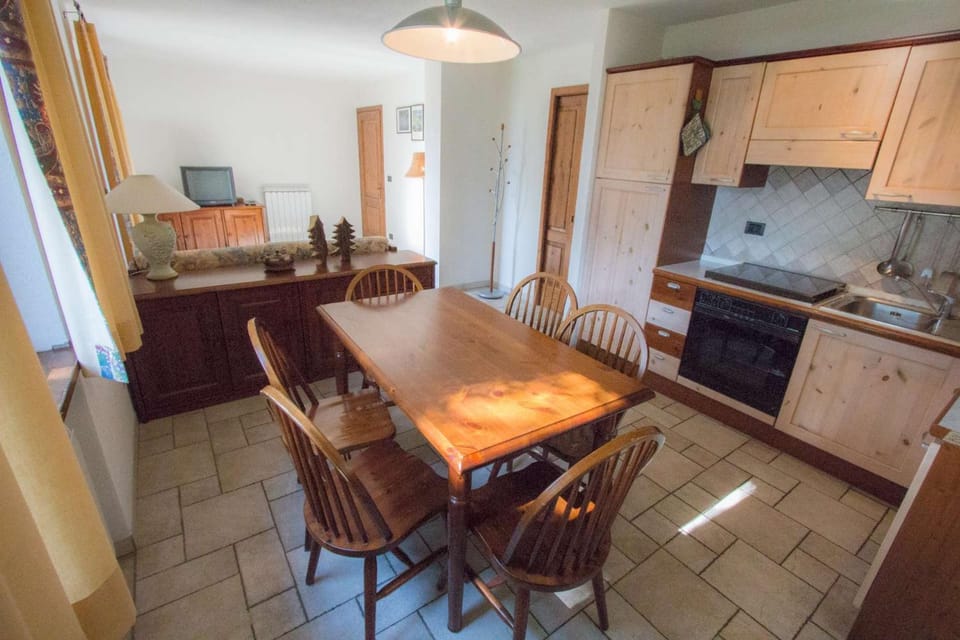 Photo of the whole room, Dining area