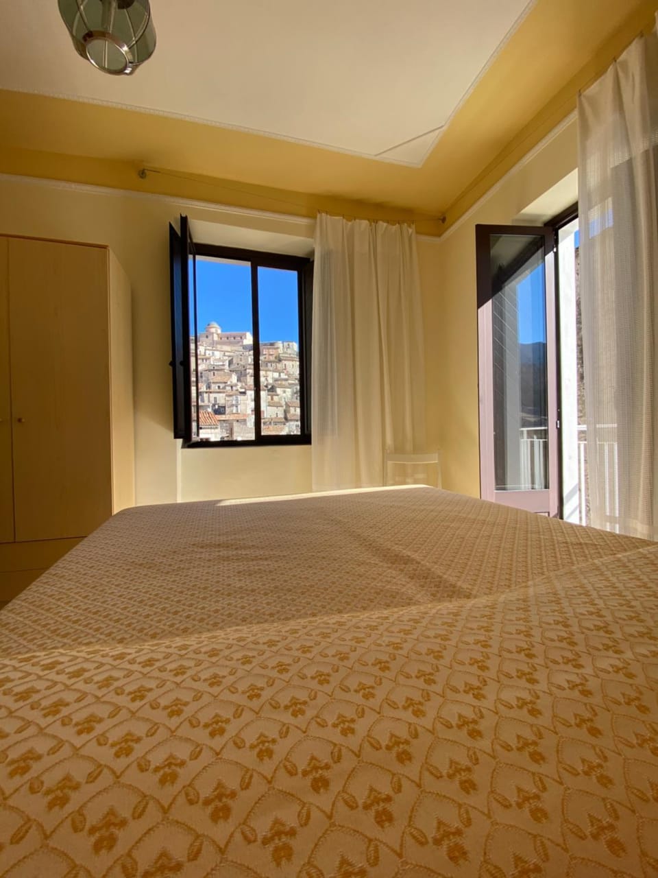 Photo of the whole room, City view