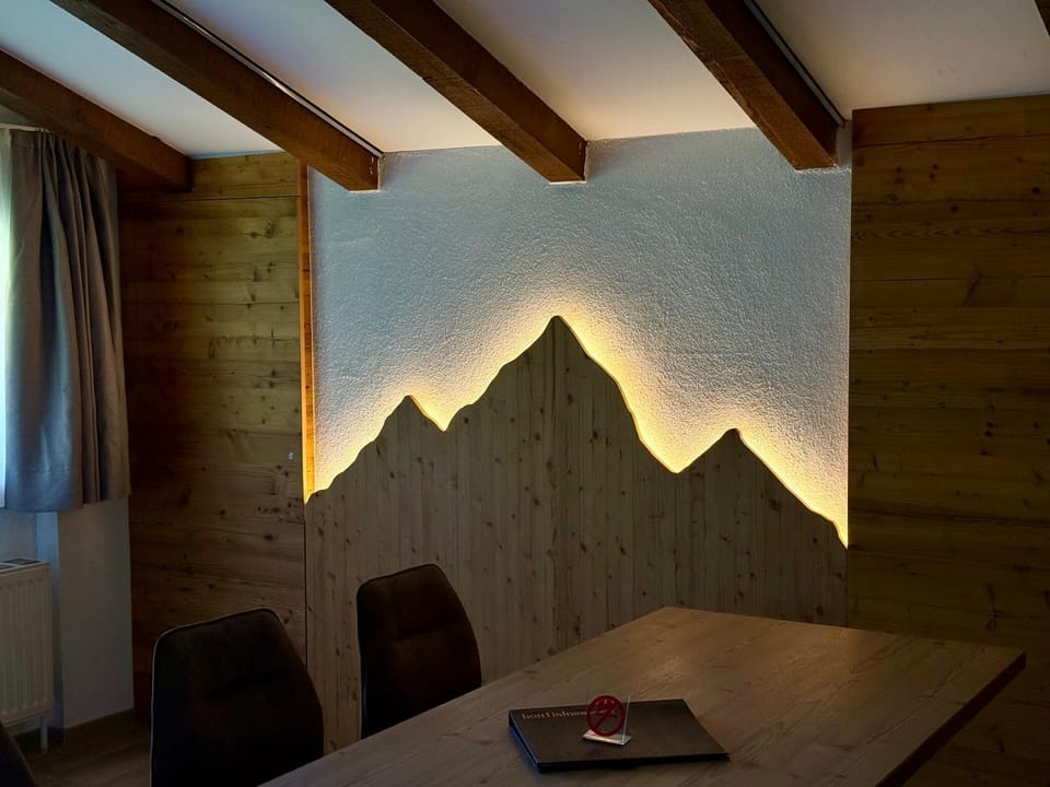 Living room, Decorative detail, Dining area