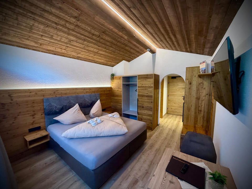 Bed, TV and multimedia, Living room, Photo of the whole room, Seating area, Bedroom, wardrobe