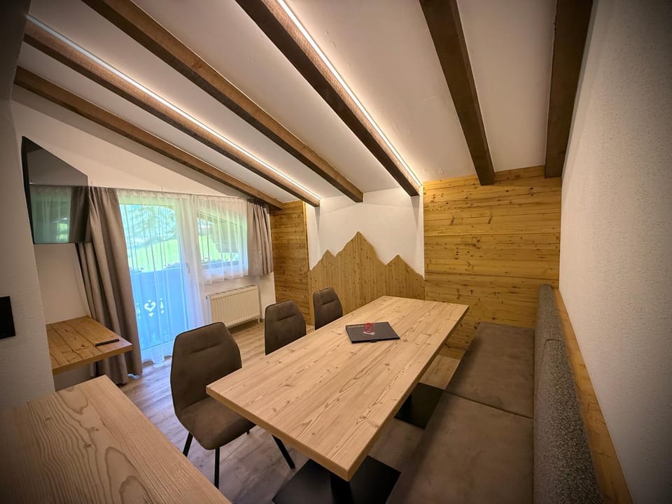 Living room, Dining area, Food