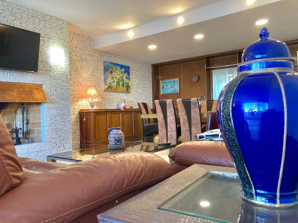 TV and multimedia, Living room, Dining area