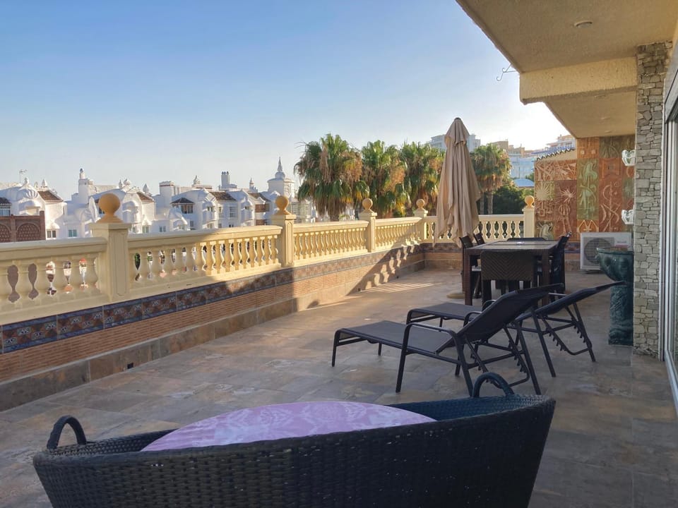Balcony/Terrace, Street view