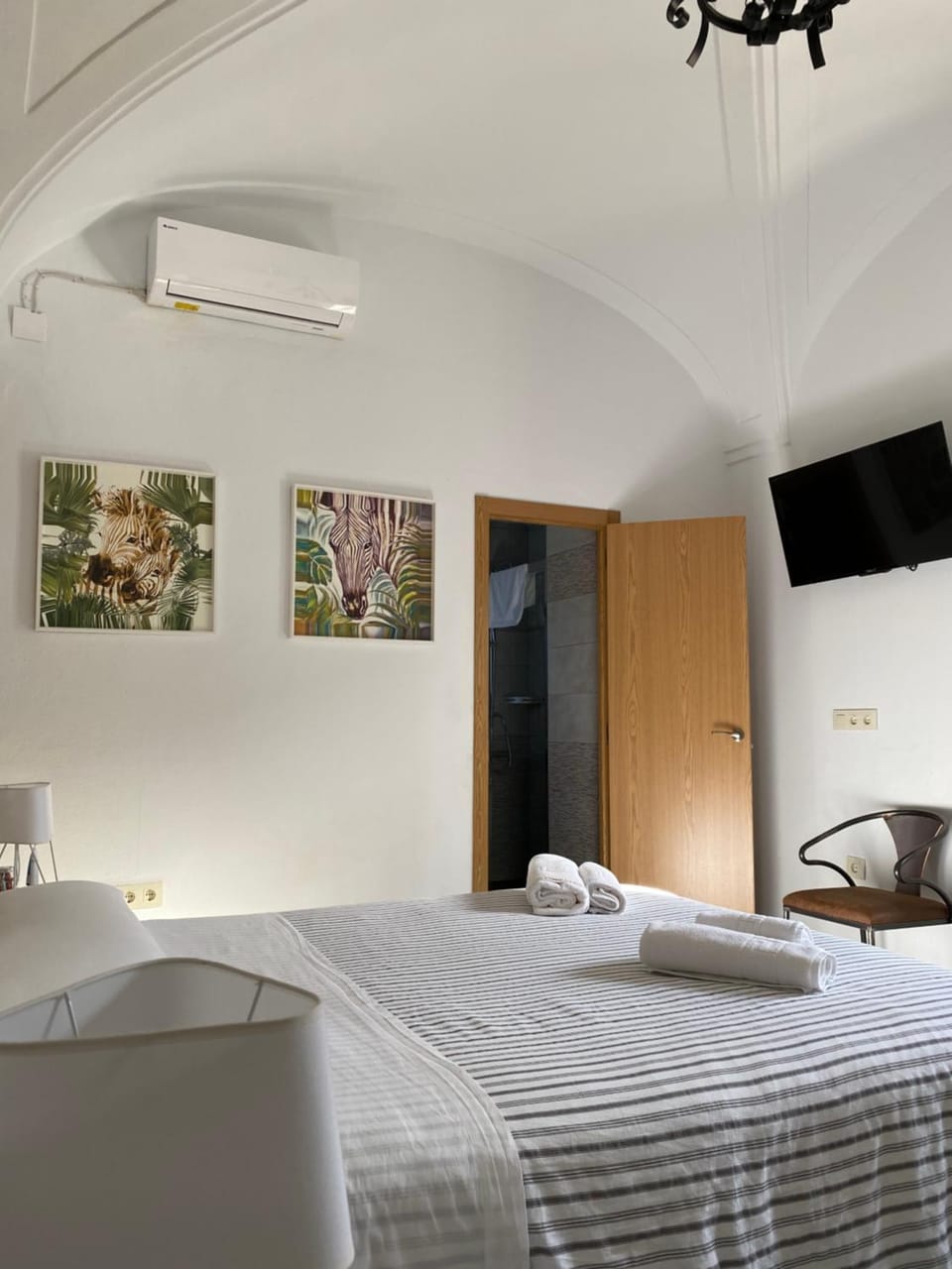 Bed, TV and multimedia, Photo of the whole room, Bedroom, towels, wardrobe, air conditioner