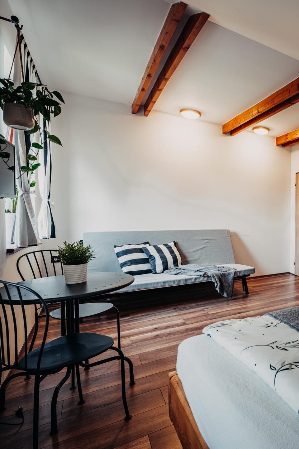 Bed, Seating area