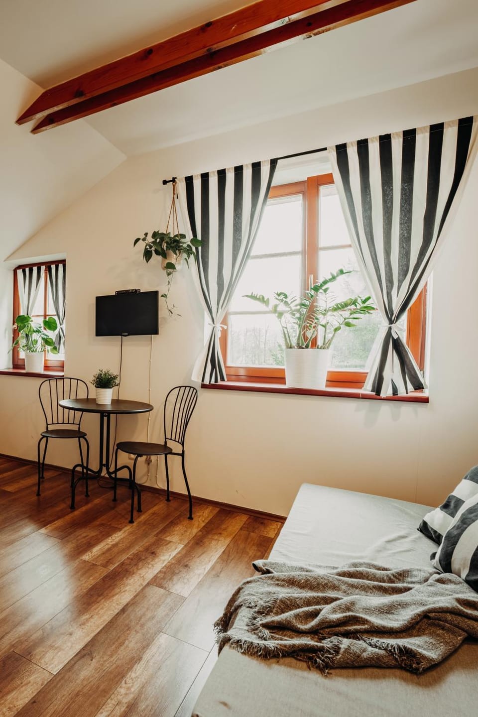 Bed, TV and multimedia, Seating area, Bedroom