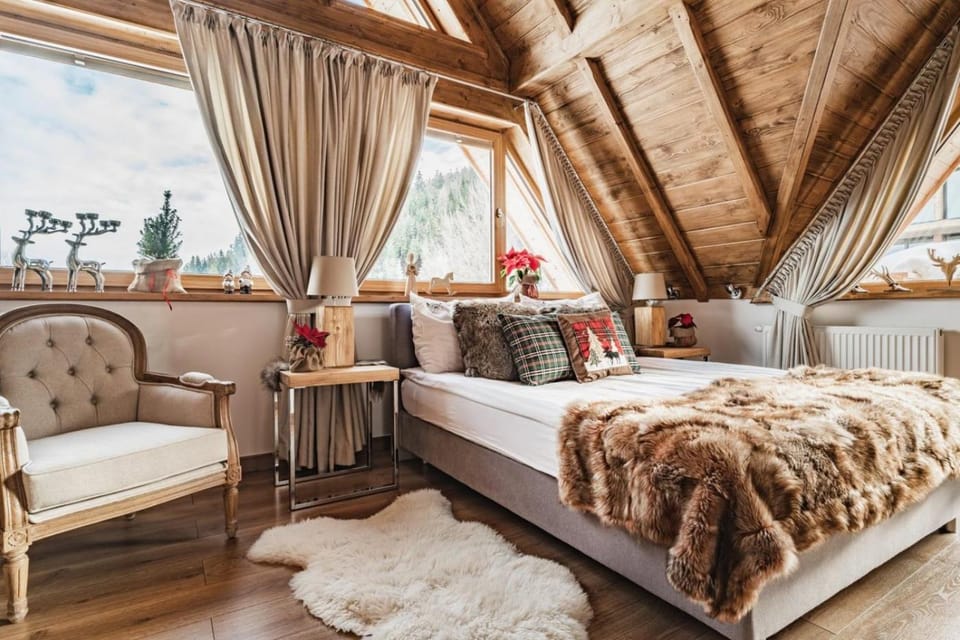 Bed, Living room, Photo of the whole room, Seating area, Bedroom